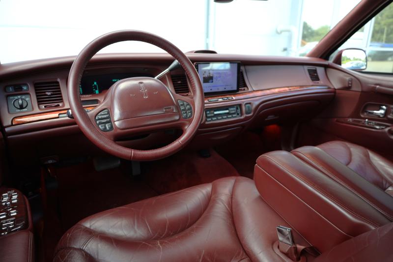 Lincoln - Town Car - pic16