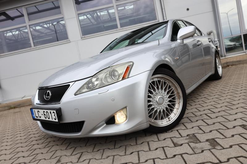 Lexus - IS 220 - pic2