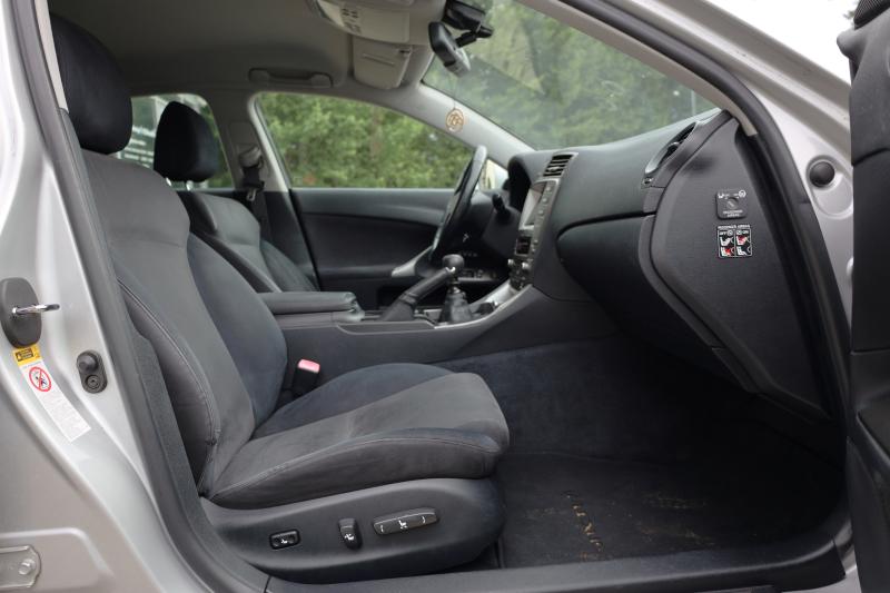 Lexus - IS 220 - pic14