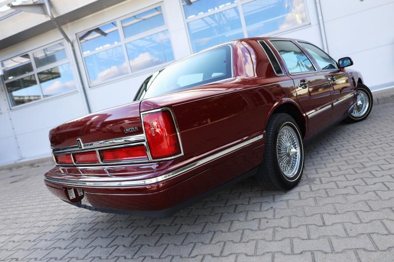 Lincoln - Town Car - pic10