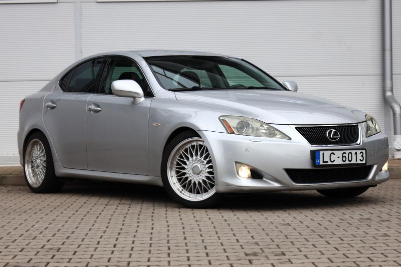 Lexus - IS 220 - pic3