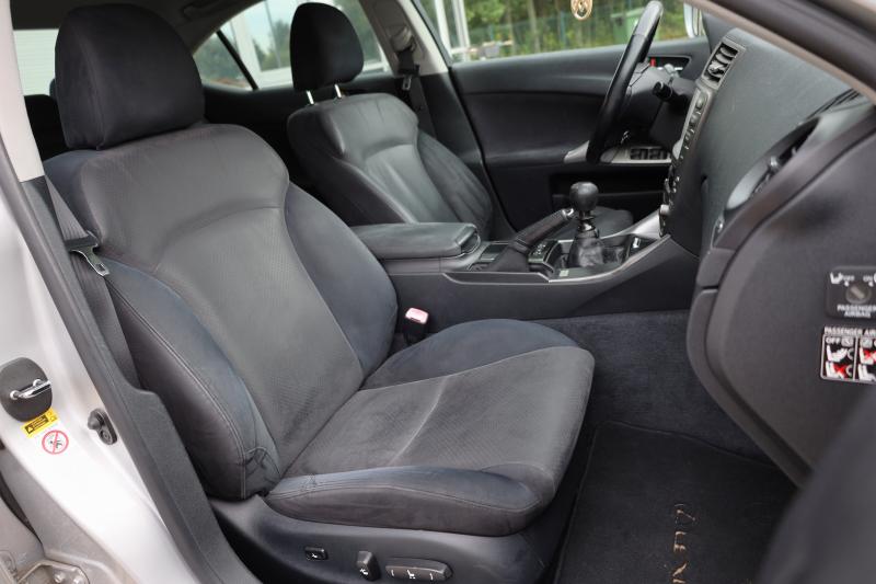 Lexus - IS 220 - pic15
