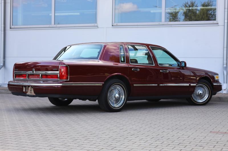 Lincoln - Town Car - pic9