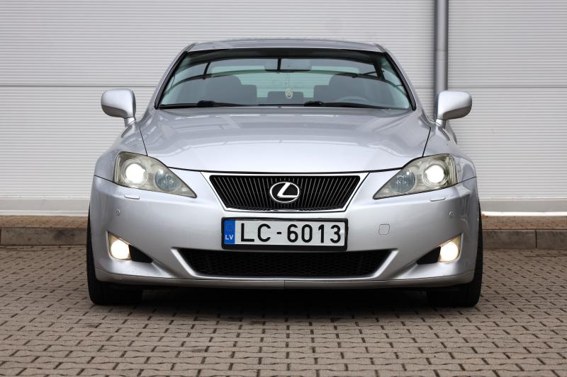 Lexus - IS 220 - pic4