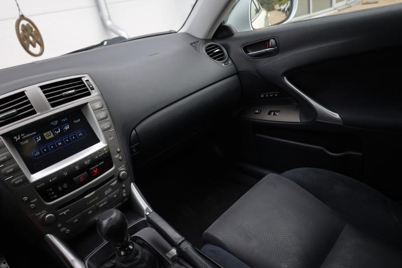 Lexus - IS 220 - pic9