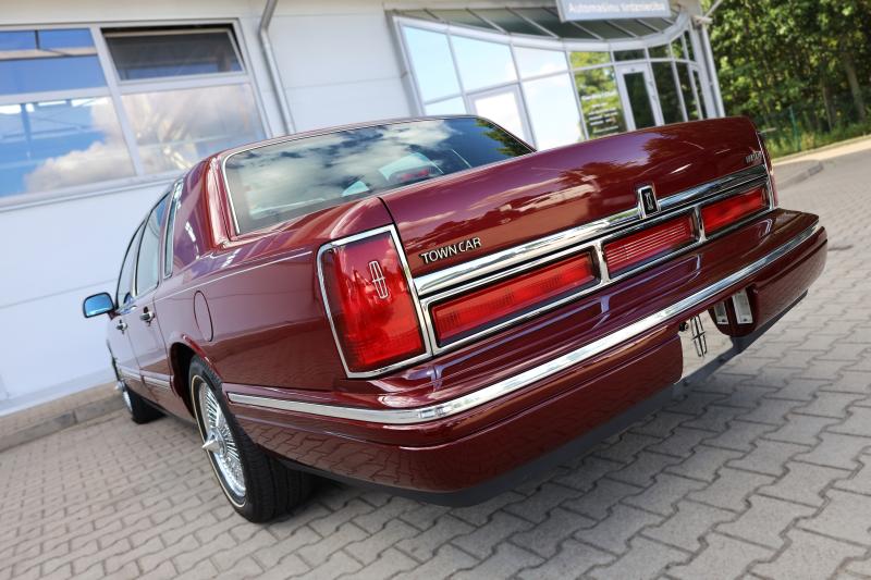 Lincoln - Town Car - pic7